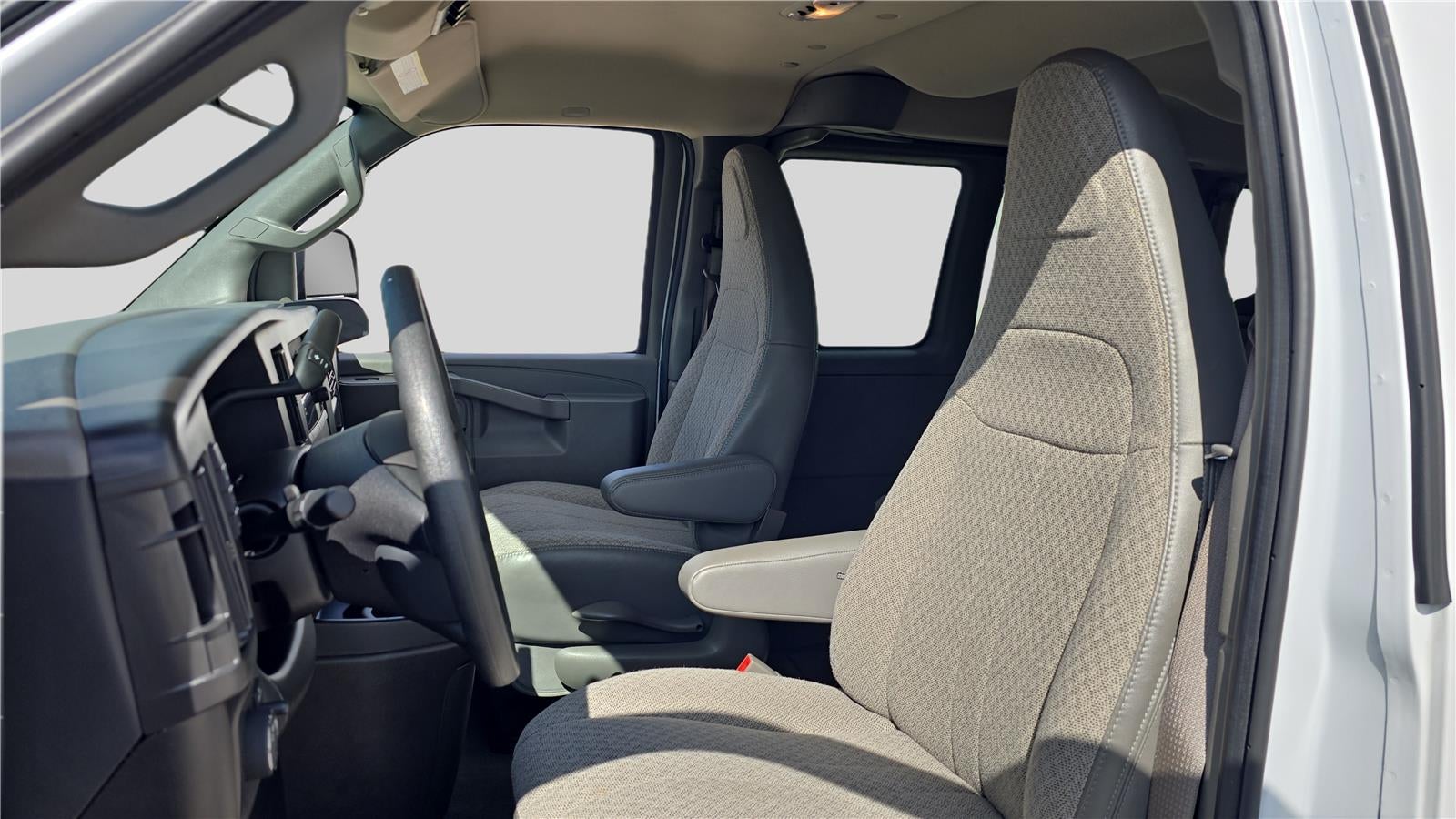 2025 Chevrolet Express Passenger 1LT