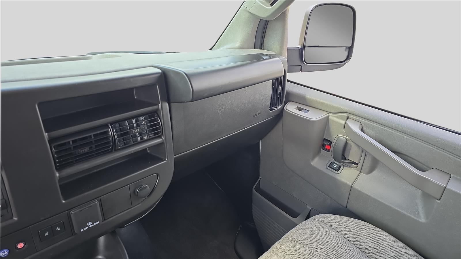 2025 Chevrolet Express Passenger 1LT