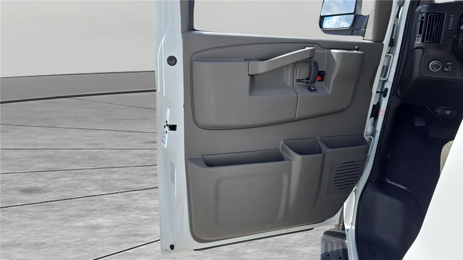 2025 Chevrolet Express Passenger 1LT