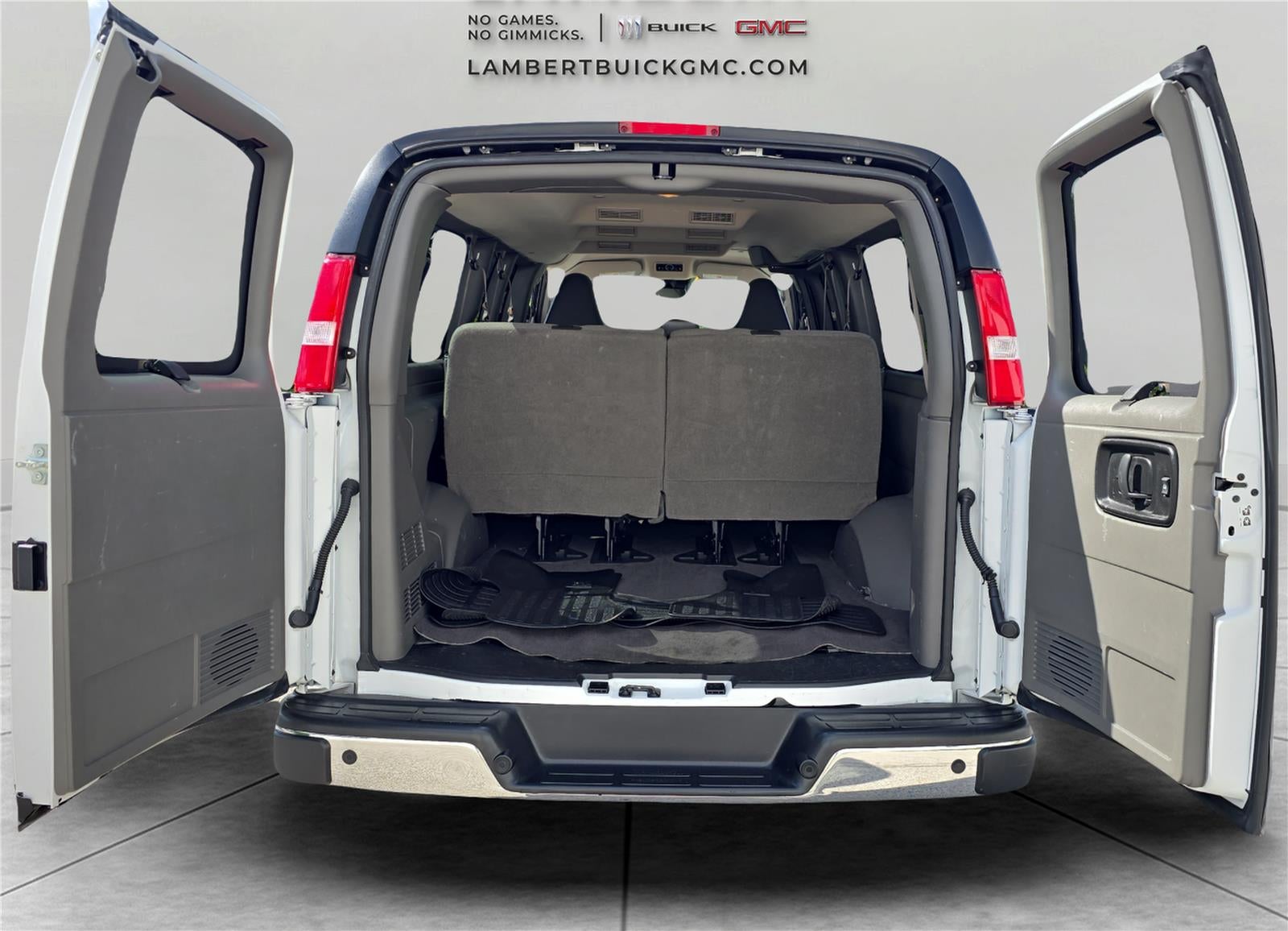 2025 Chevrolet Express Passenger 1LT