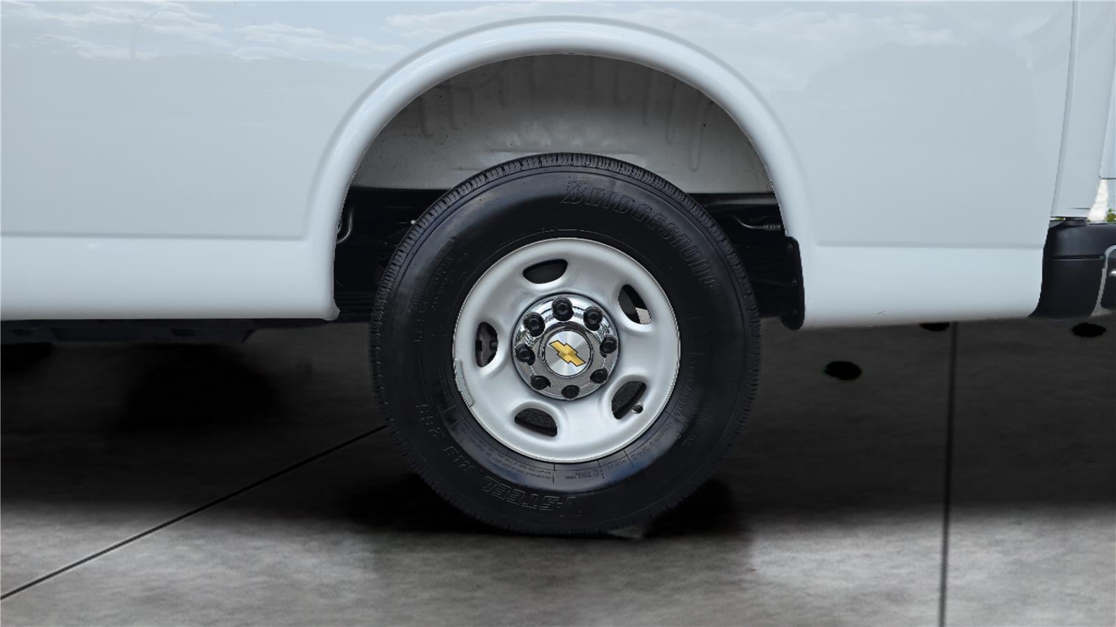 2025 Chevrolet Express Passenger 1LT