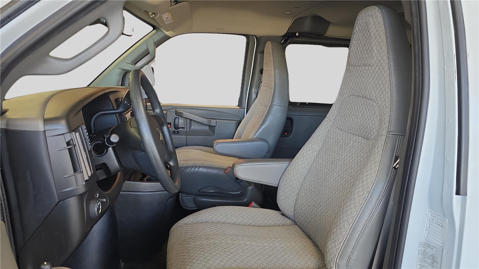 2023 Chevrolet Express Passenger 3500 1LT