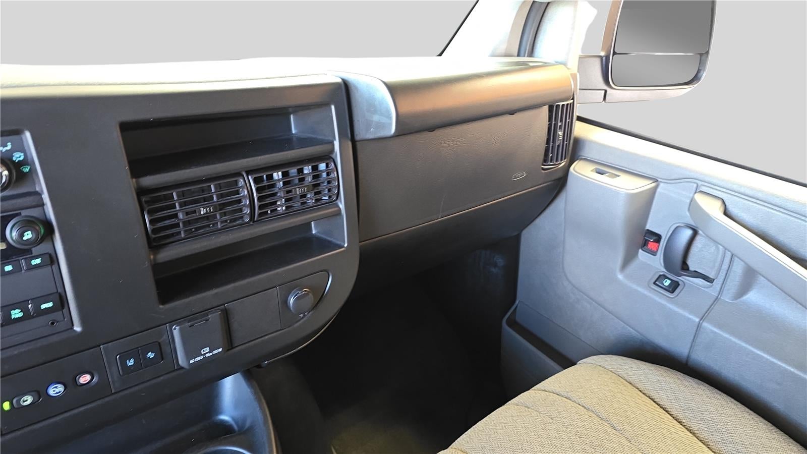 2023 Chevrolet Express Passenger 3500 1LT