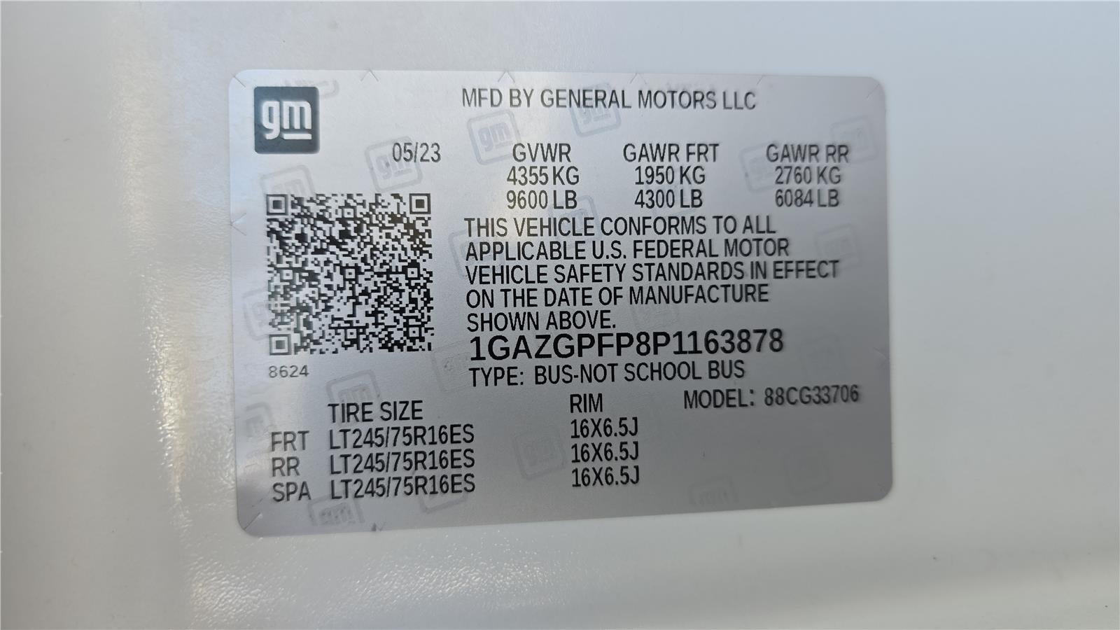 2023 Chevrolet Express Passenger 3500 1LT