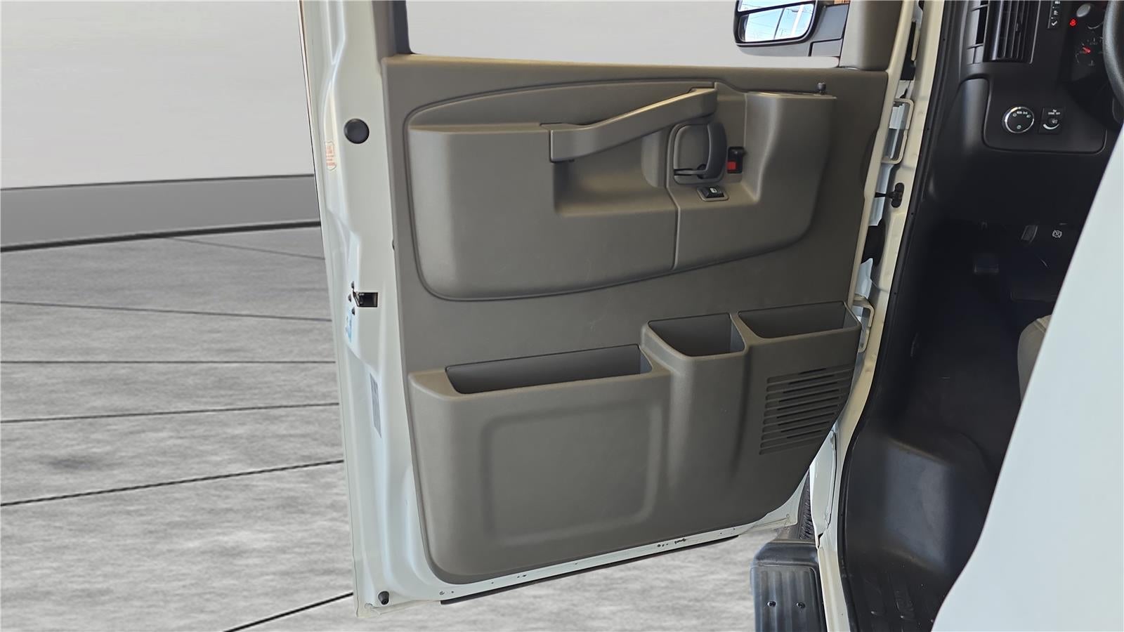 2023 Chevrolet Express Passenger 3500 1LT