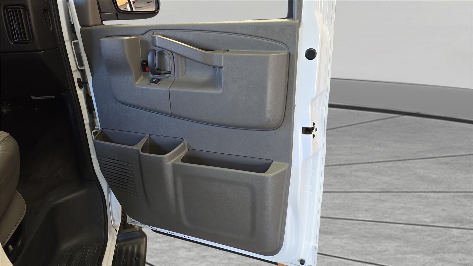 2023 Chevrolet Express Passenger 3500 1LT