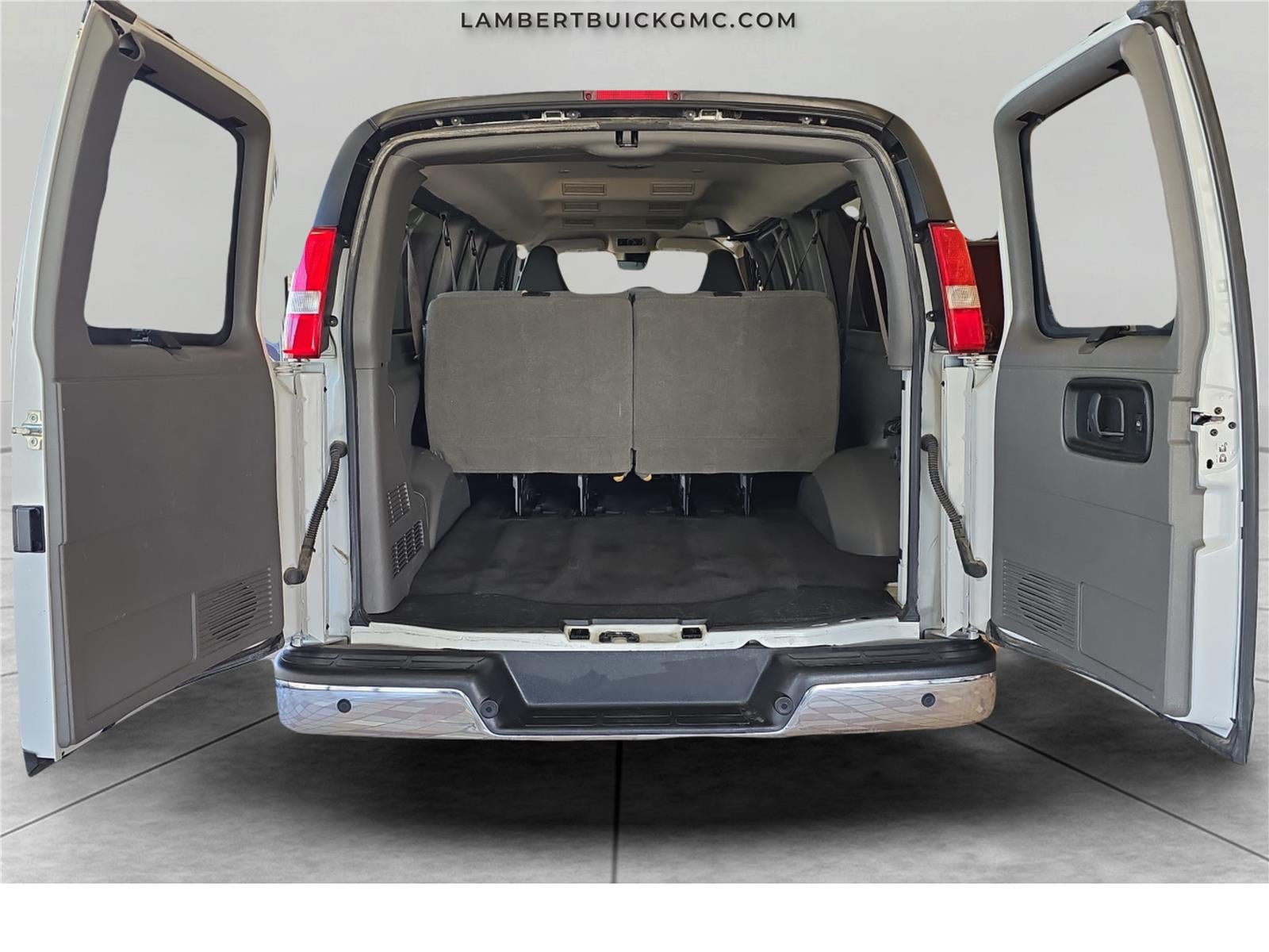 2023 Chevrolet Express Passenger 3500 1LT