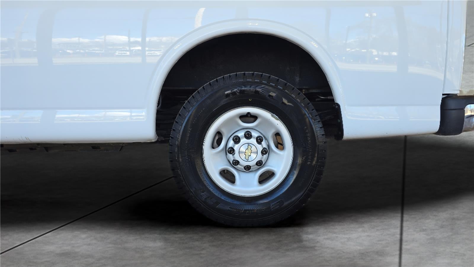 2023 Chevrolet Express Passenger 3500 1LT