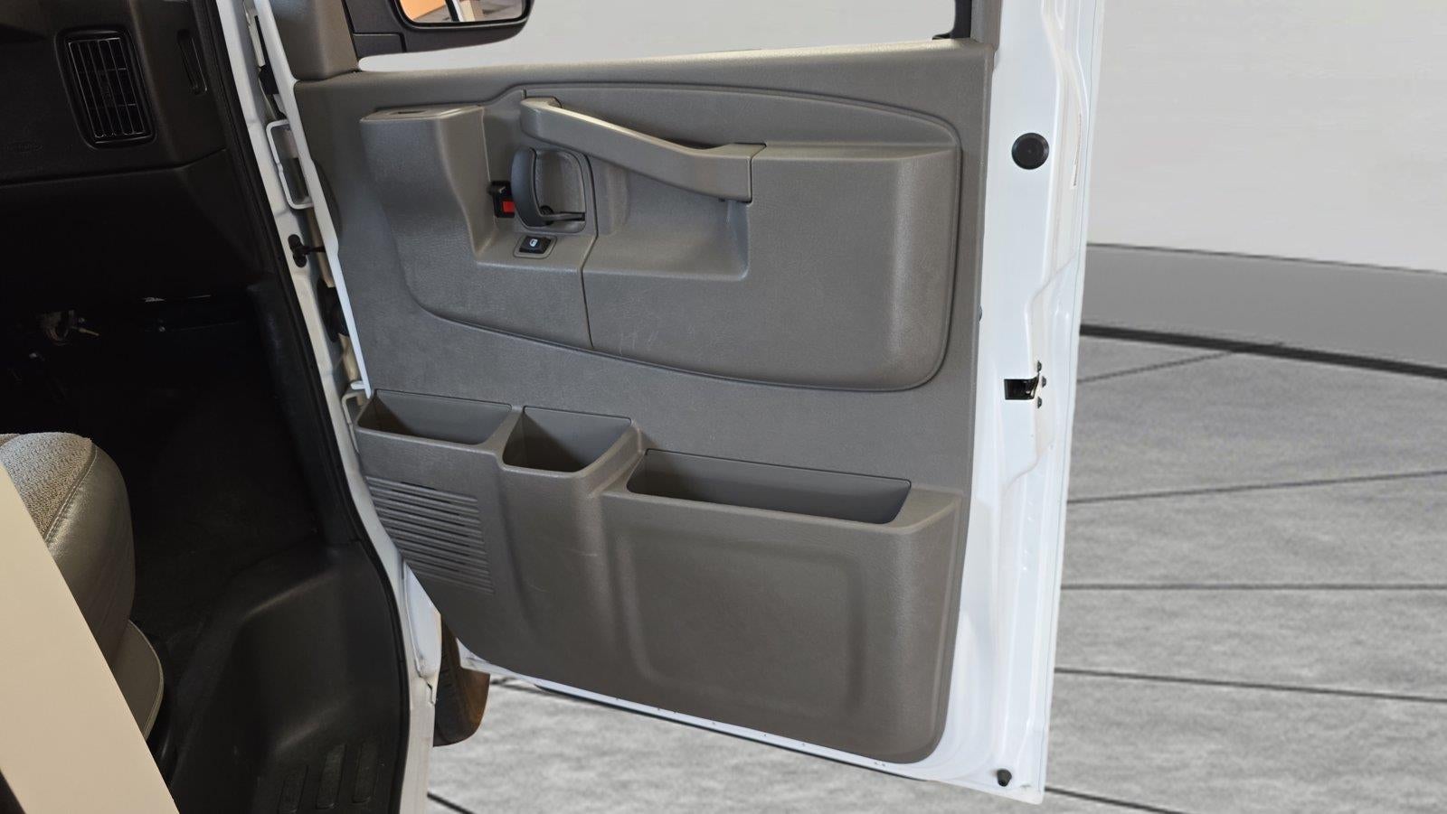 2025 Chevrolet Express Passenger 1LT
