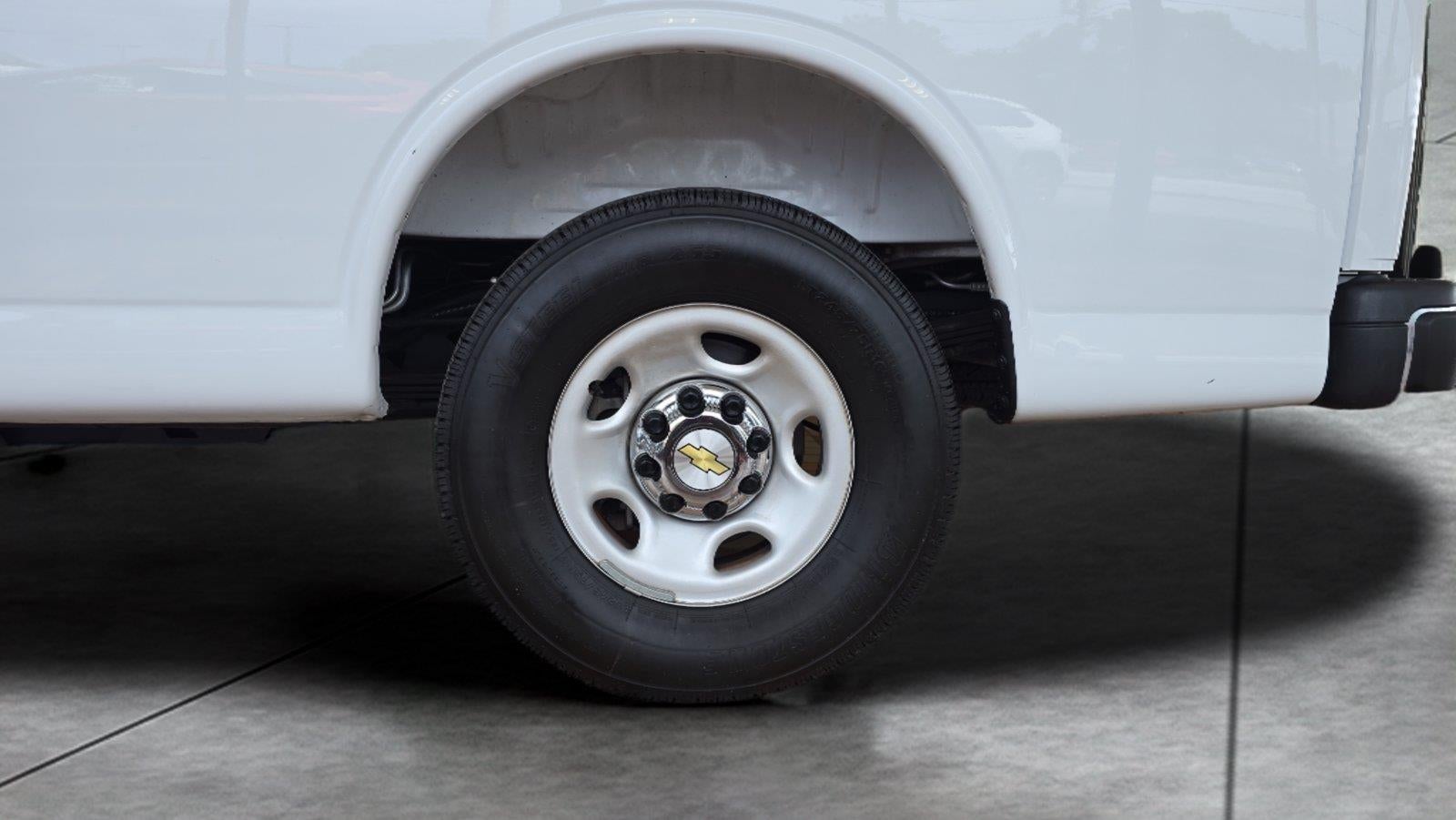 2025 Chevrolet Express Passenger 1LT