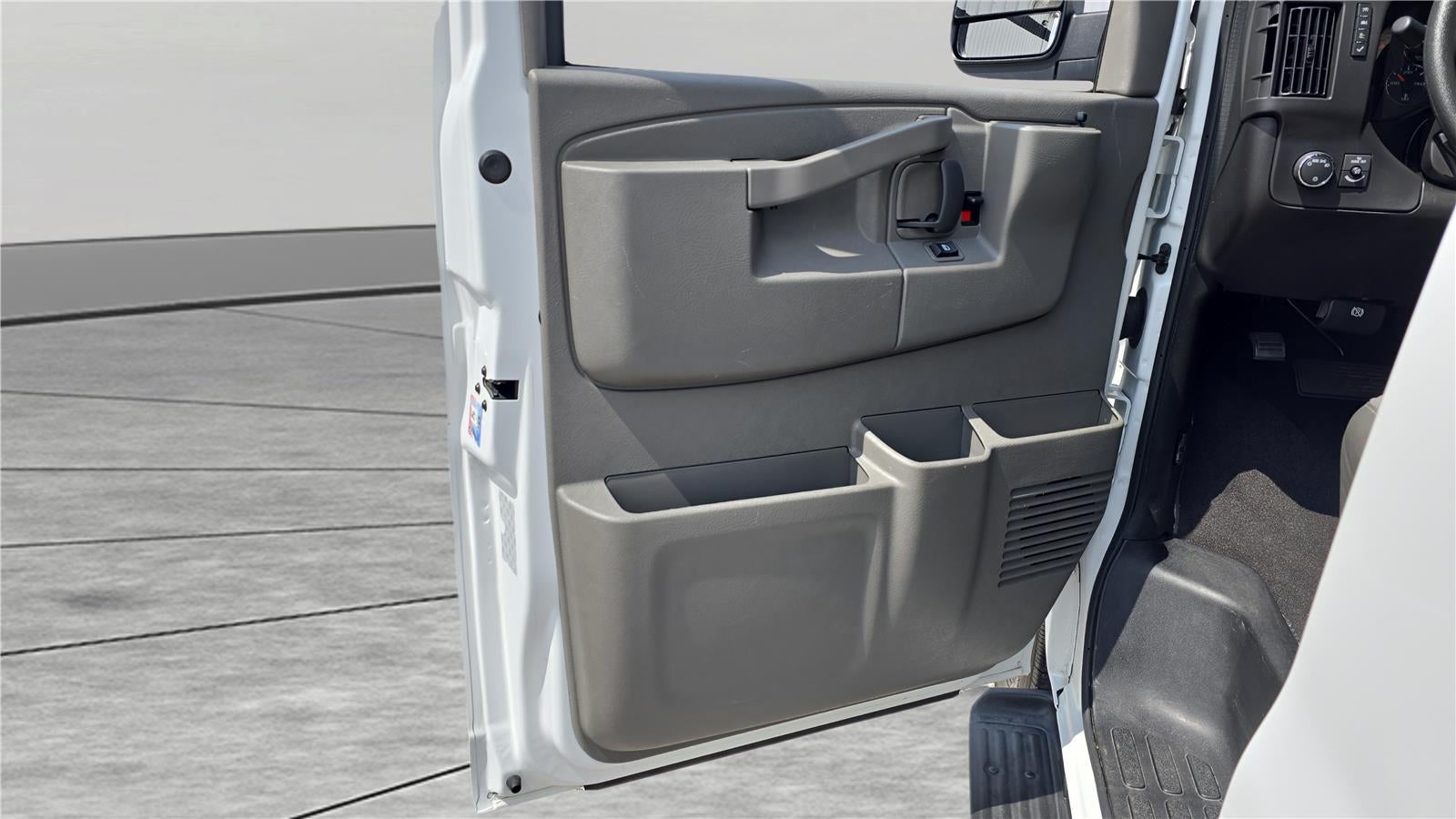 2025 Chevrolet Express Passenger 1LT
