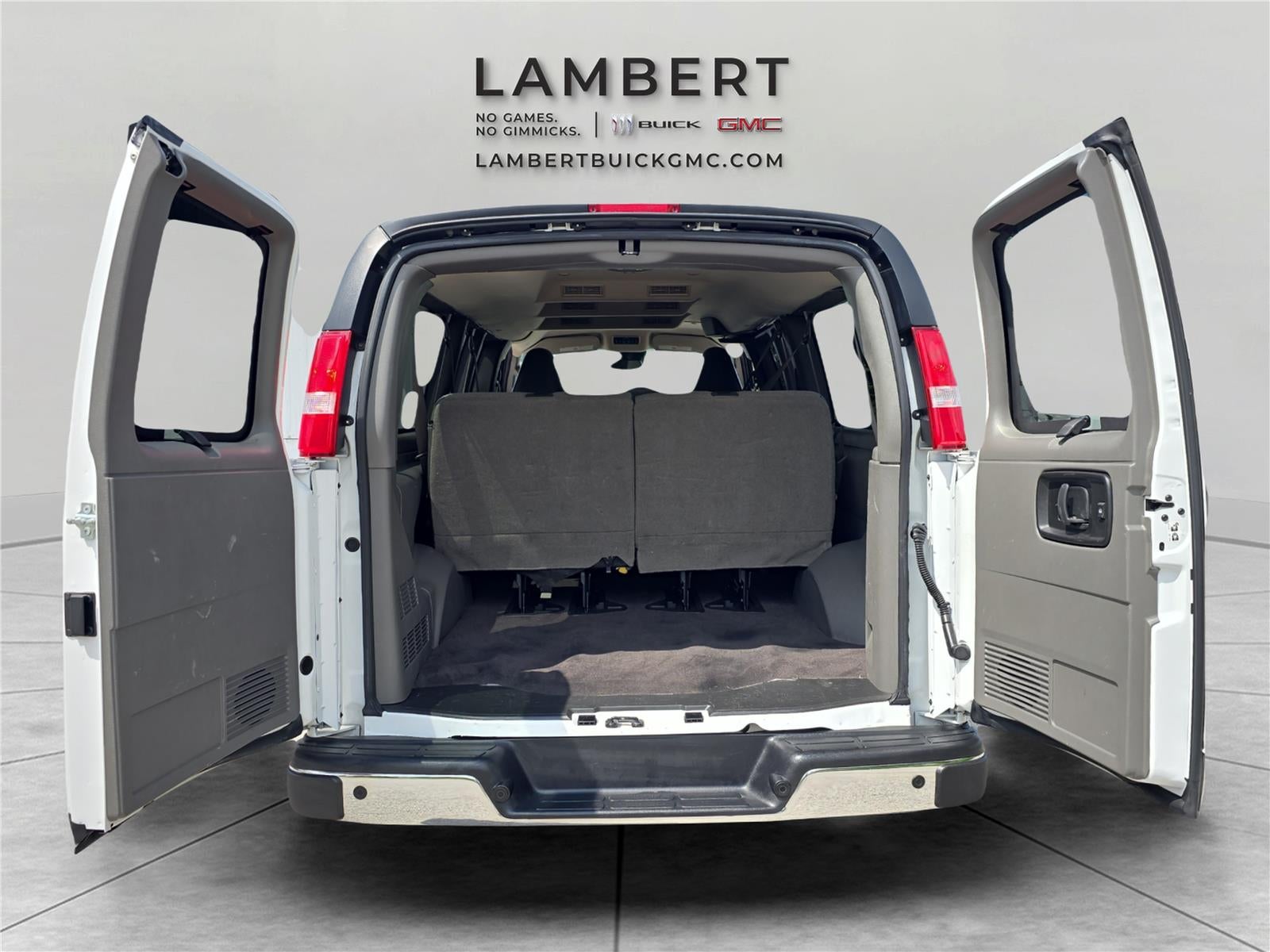 2025 Chevrolet Express Passenger 1LT
