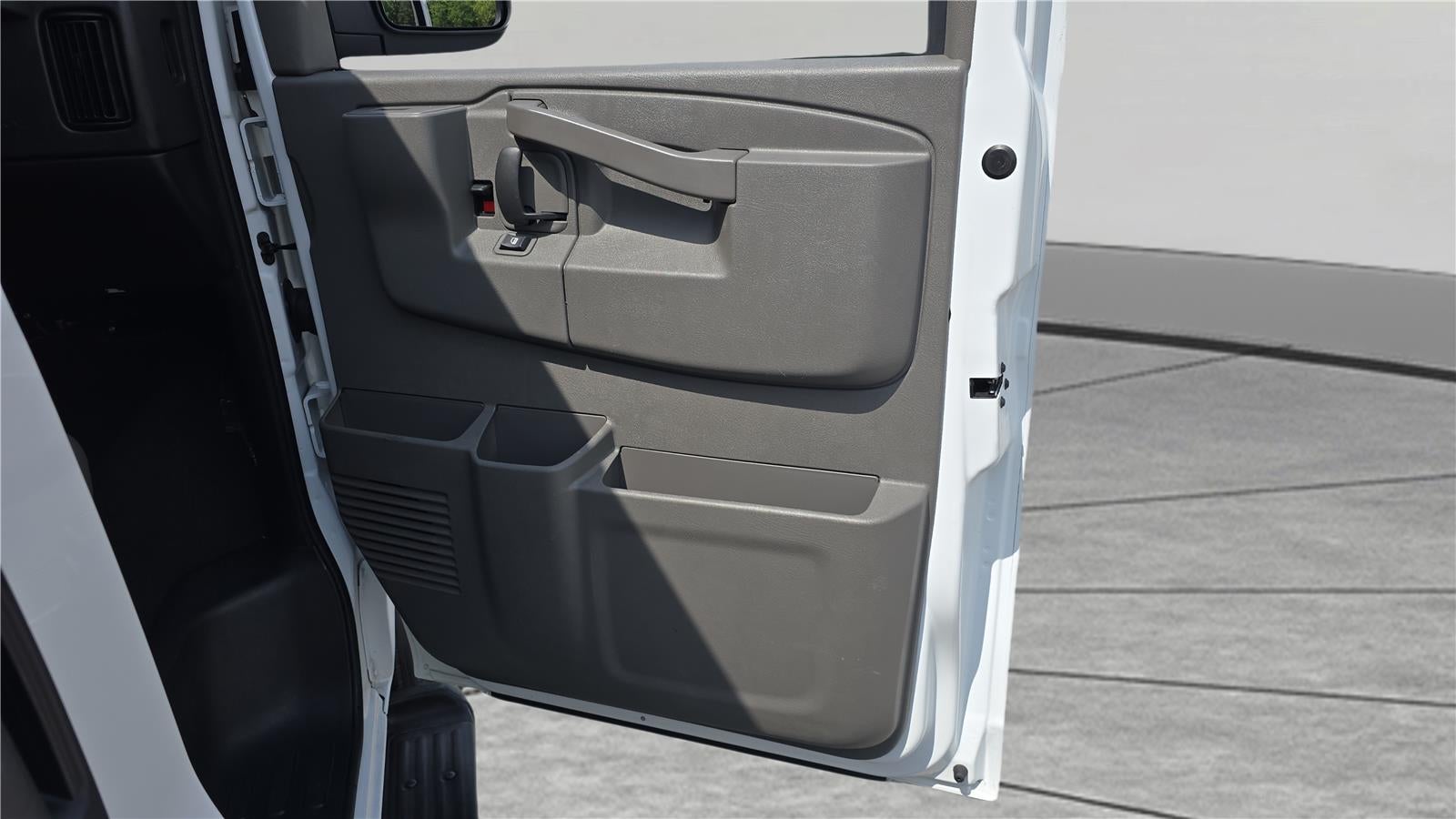 2025 Chevrolet Express Passenger 1LT