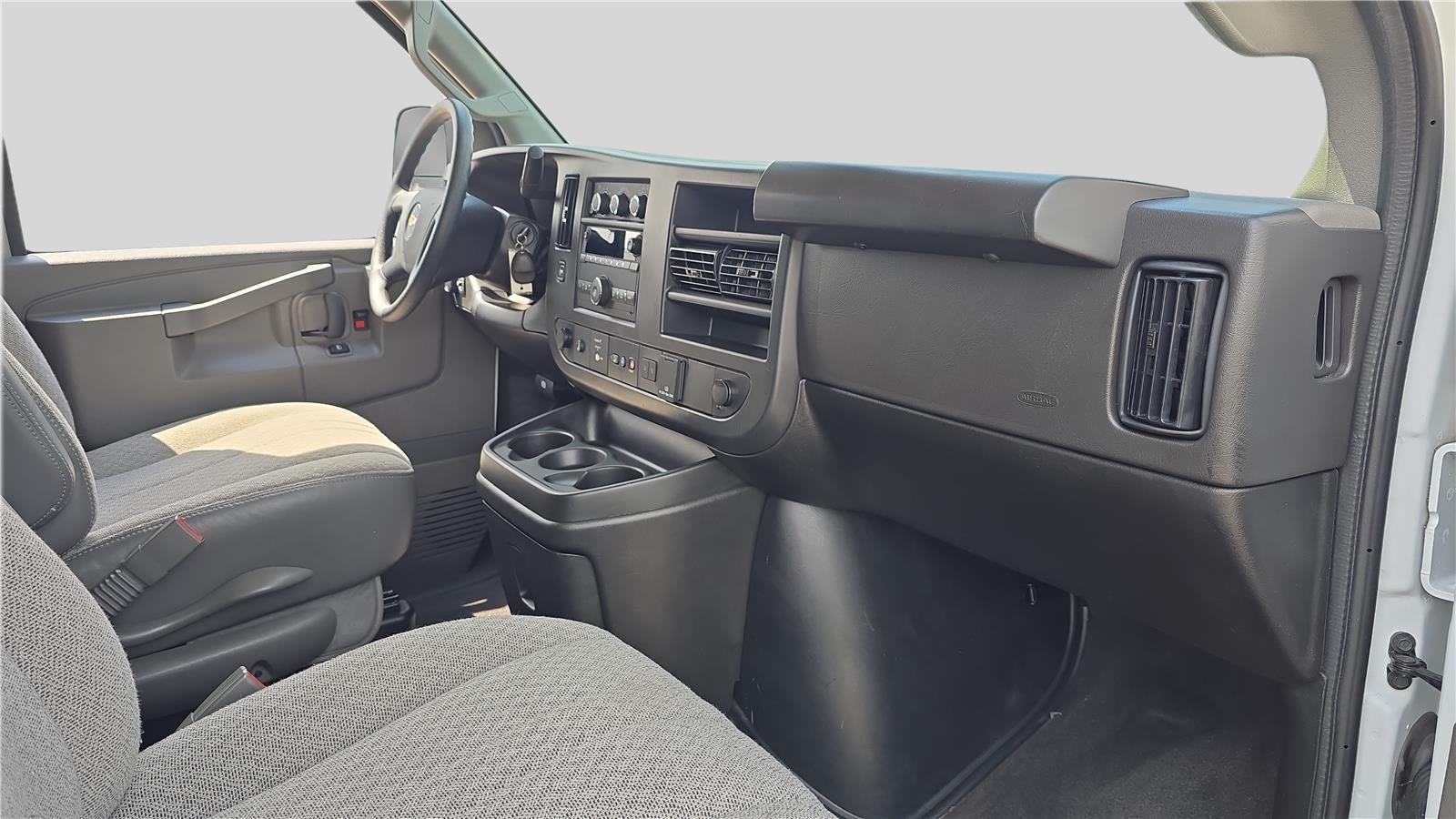 2025 Chevrolet Express Passenger 1LT