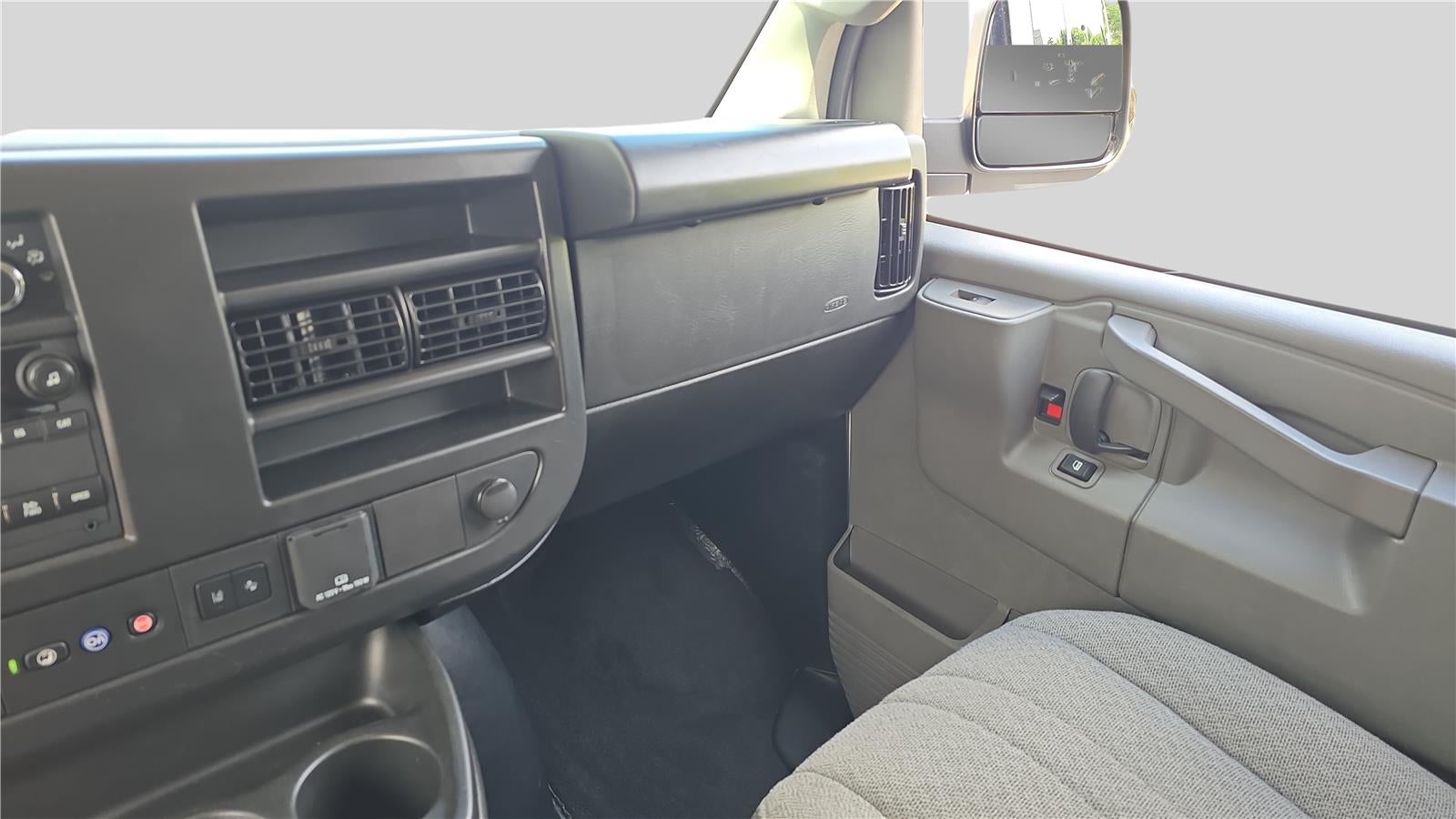 2025 Chevrolet Express Passenger 1LT