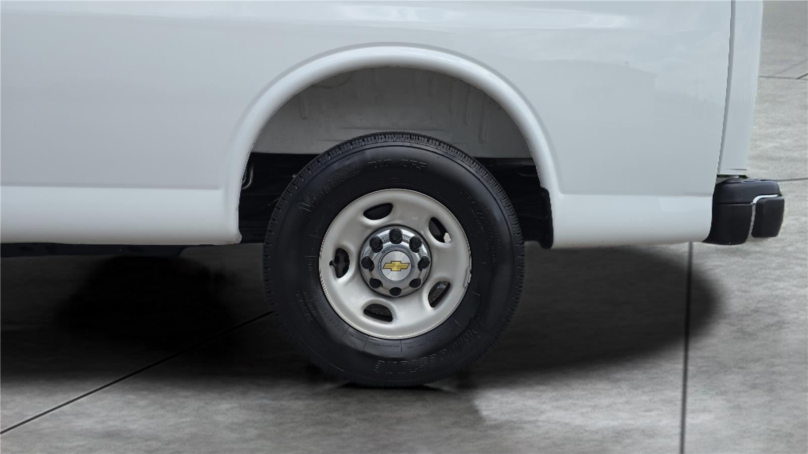 2025 Chevrolet Express Passenger 1LT
