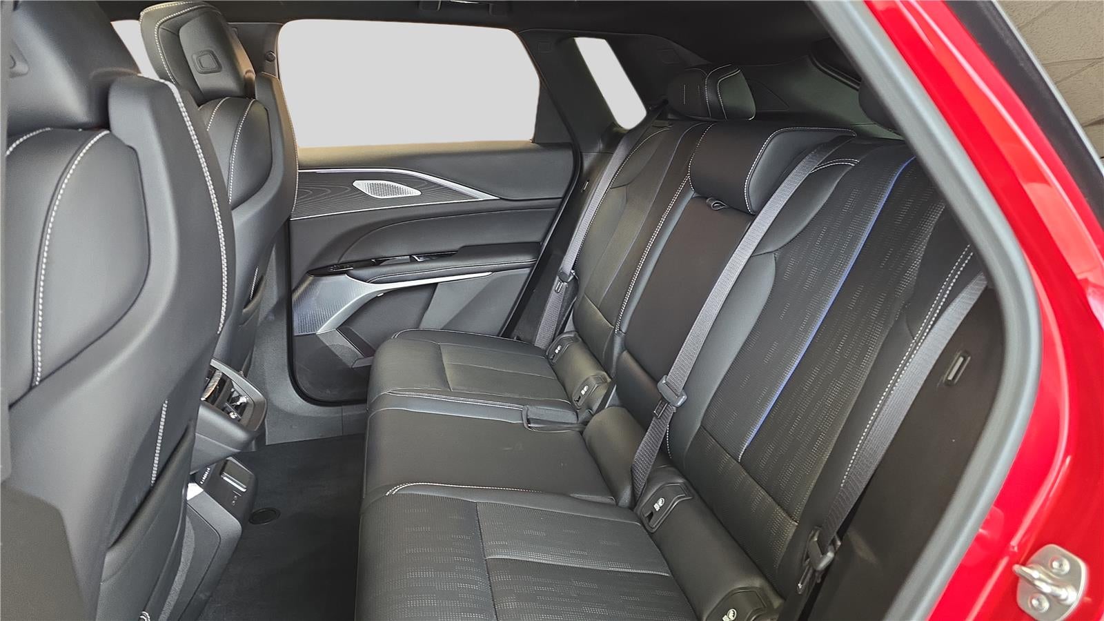 2025 Cadillac LYRIQ Luxury 3
