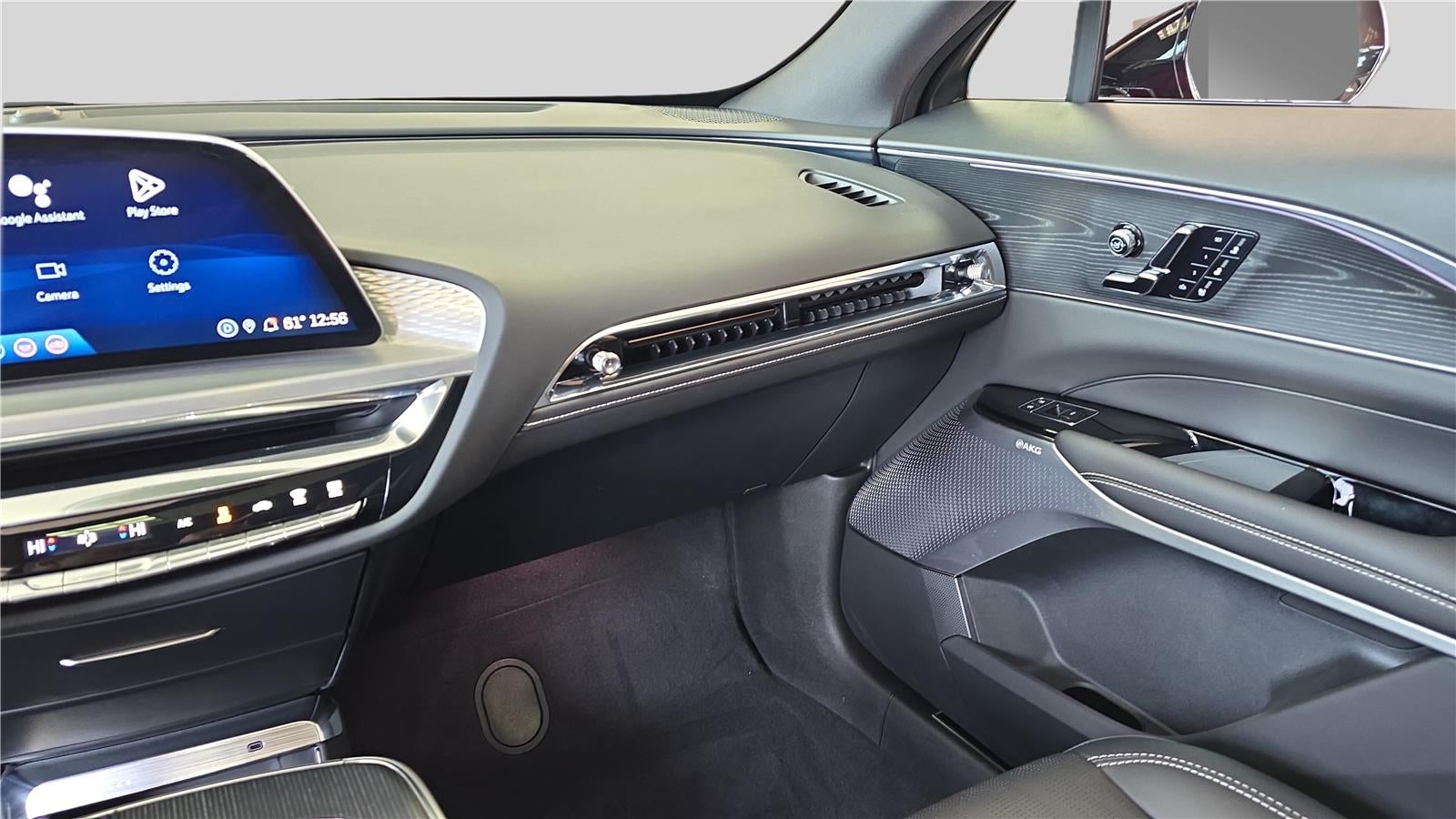 2025 Cadillac LYRIQ Luxury 3